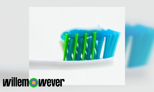 Hoe komt het dat de blauwe tandpasta die je in je mond doet er wit uitkomt?