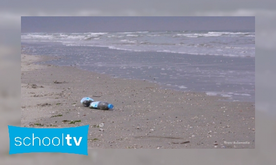 Plastic afval op het strand