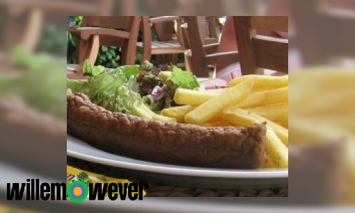 Wat zit er allemaal in een frikandel en hoe wordt het gemaakt?