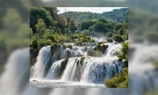 Hoe komt het dat een waterval altijd blijft stromen en het water nooit op raakt?