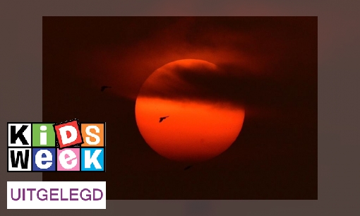 Plaatje Donkerrode zon boven Nederland