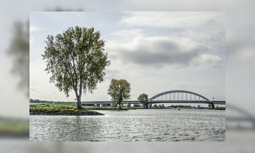 Plaatje Stalen Boogbrug Vianen zondagavond succesvol verwijderd