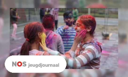 Kinderen vieren Holi-feest met gekleurd poeder