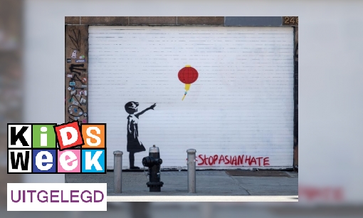 Plaatje Wereldberoemde kunstenaar Banksy opent tentoonstelling. Wie is hij?