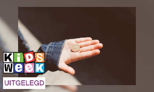 Plaatje Uitdrukking uitgelegd: ‘Een gat in je hand hebben’
