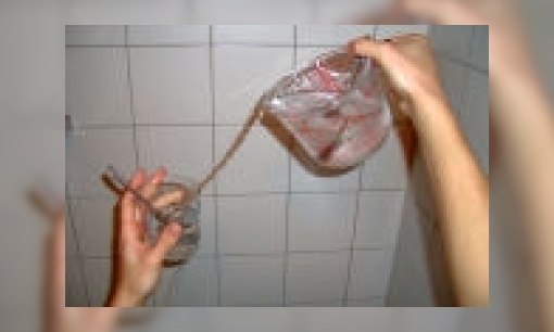 Plaatje Water schenken met een touwtje?
