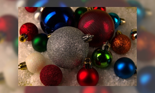 Jeugdbieb kerstchallenge: tel de kerstballen in de kerstboom