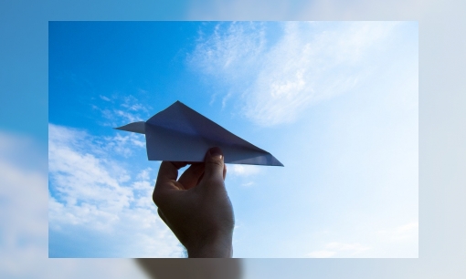 Plaatje Kerstvakantiechallenge: vouw een papieren vliegtuig