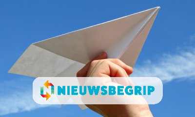 Plaatje WK papieren vliegtuigjes gooien
