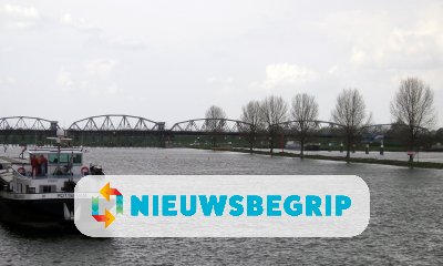 Plaatje Schip vaart stuw bij Grave kapot